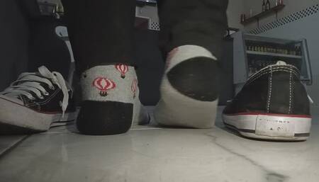 SHOW SOLES OF FEET IN PUBLIC