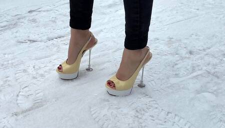 Ginamarzo Lozenzi stilettos on ice, high heels on ice, stilettos on snow, high heels wet, sliding high heels