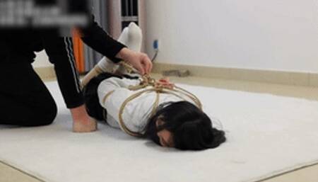 xy285-Tall flesh-colored JK beauty is tied up tightly with ropes and tries to find a way to get rid of it in the house