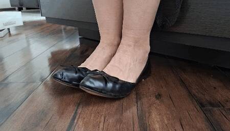 Toe wiggling in old flats shoes SH