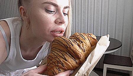 Big chocolate croissant! MP4