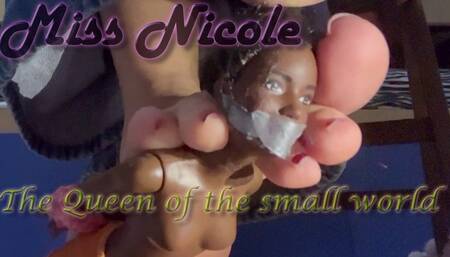 The Queen of the small world