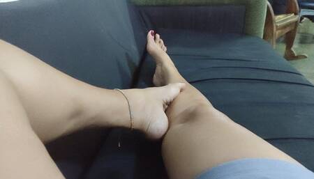 Pronounced arches in conjunction with well-painted nails and wiggling fingers (1)