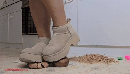 Mila in UGG - Crunchy buns