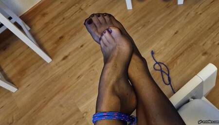 the wonderful nylon scent of sweaty milf feet HD mp4 1920x1080