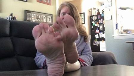 STRETCHING AND SCRUNCHING MORNING SOLES & TOES
