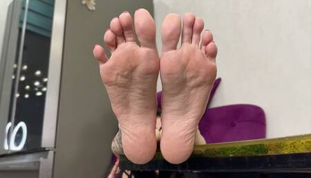 My pretty soft soles, long toes and wrinkled soles, bare feet and Sole Scrunching