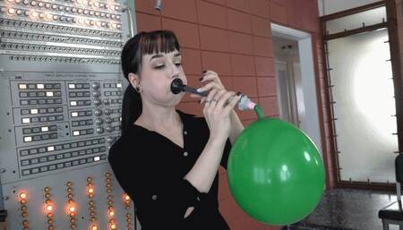 Ditria Tries Out a Prototype Lung Exerciser (MP4 - 720p)