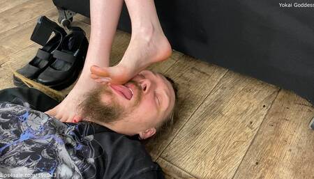 Feet worship and ignore