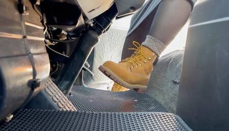 driving car in new timberlands m0