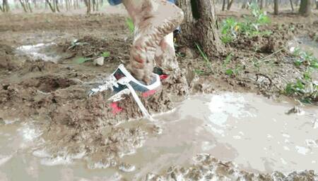 Walking in sneakers after the rain MP4 (1920x1080) FHD