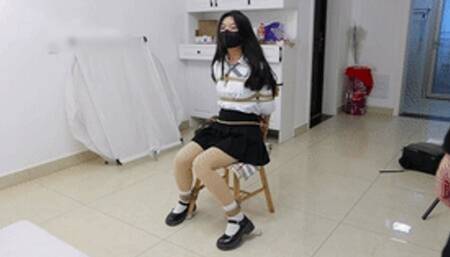 xy286-A girl in a JK short skirt and flesh-colored stockings is tied to a chair with ropes