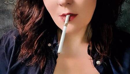 No makeup Smoke Clinging on Bare Skin