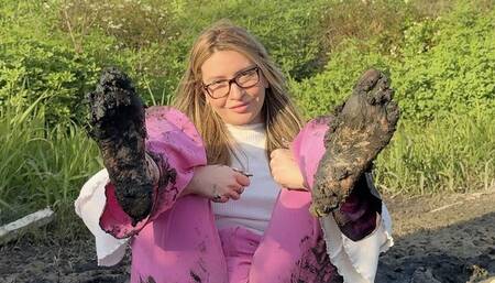 Muddy Feet Heaven - Barefoot in Smelly Mud (4K)