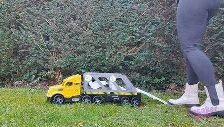 Sneaker-Girl Darleen - Car Transporter Crush