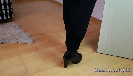 Worn Stockings & Oxford Pumps Shoeplay