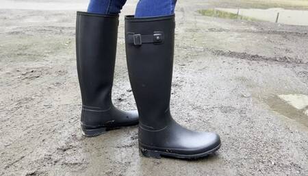 At her feet (Kahina in Hunter boots)
