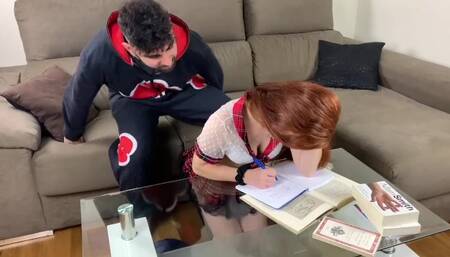 Ayudando a estudiar a mi hermanastra consegui que me la chupara y terminara clavada en mi polla