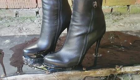 High heels boots stuck in rodent glue, high heels stuck in glue, girl stick in glue