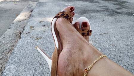 High bows, high heels and well-painted nails (3)