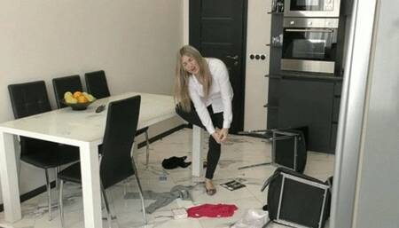 While cleaning, she stubs her toe MP4 FULL HD 1080p
