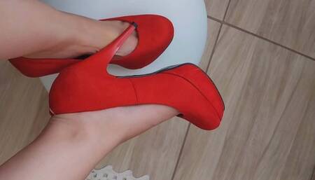 ESMAGANDO BALÕES COM SALTO ALTO POPPING BALLOONS WITH HIGH HEELS