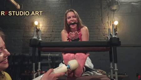 Leya in Toe Press - Bare Sole Tickling by Olesya (UHD 4K MP4)