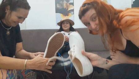 Susu has bad smelly feet, so tickle her feet!