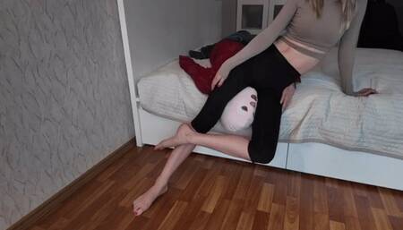 My workout black leggings, good grip (scissors scissorhold smother)