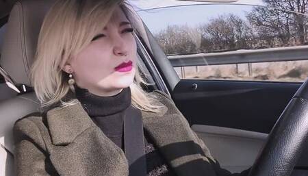 Theresa Smoke – Fahrend rauchen im Auto | Smoking While Driving