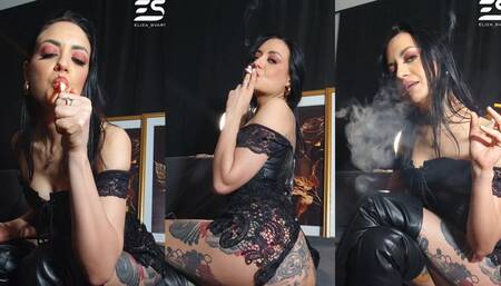 Smoking in a full leather look