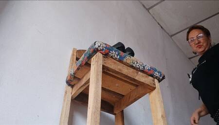 Angelin lets you worship her bare feet while standing underneath them (1)