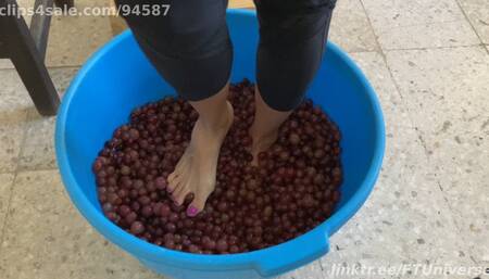 Yarami ASMR Grape Crushing [4K]