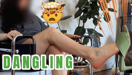 DANGLING MULES : Shoes fetish - Sounds effect - Foot Fetish - Barefoot - French pedicure - Feetgirl - Frenchfeet - ASMR - Legs fetish - Brunette