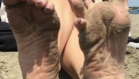 HOT SANDY SUMMER SOLES AND TOES