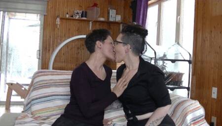 True lesbian kissing (HD)