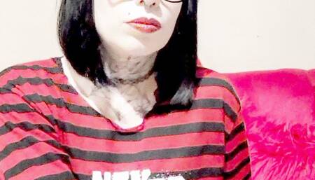 Queen Amy Addams showing off her feet and body