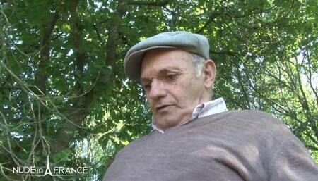 Invites Himself for a Good Threesome Fuck Outdoors