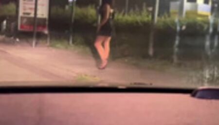 Si ferma davanti a una prostituta per strada e la scopa nel parcheggio. Escort