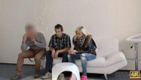 Une femme sexy a besoin d'argent alors pourquoi elle décide de devenir une salope