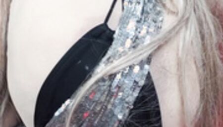 Susi is doing sexy goldchaine pussystffing watch her