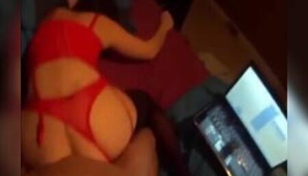 Elle se bait baiser le premier soir en lingerie sexy