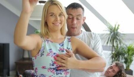 Teen mit frechen Titten betrügt entspannte Freundin mit seinem alten Daddy