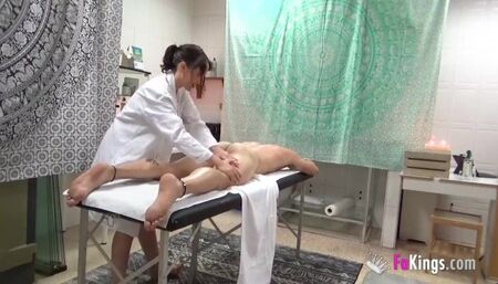 Petite and nervous amateur massesuse bangs her client for a hot homemade video