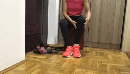 FOOT SCRATCHING ITCHY FEET AND TOES AFTER WORKOUT - MP4 HD