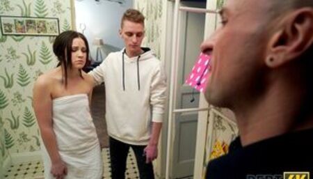 La ragazza dai capelli lunghi fa tutto ciò che l'agente di prestito vuole da qui