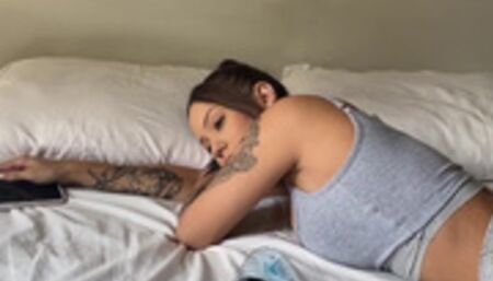 A morena latina ficou entediada e chamou o macho pra chupar e foder gostoso!