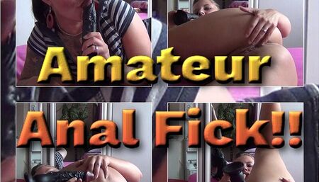 Kinky slut fucks herself anally