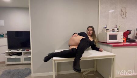 Sexy farting on table