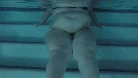 Underwater SSBBW thighs shake